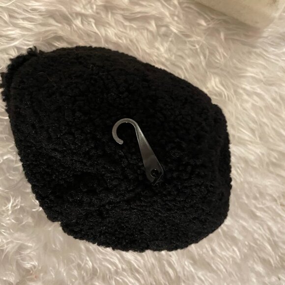 UGG Sherpa Beanie in Black with Leather UGG Logo Patch    NWT - Picture 6 of 7